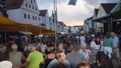 Bild: fz
Der Stadtplatz war am Abend proppenvoll. Tausende feiern das Bürgerfest.