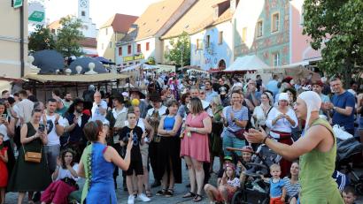 Bild:  Götz
Die historische Nabburger Altstadt ist voll. Jongleure und Akrobaten belustigen das Besuchervolk.