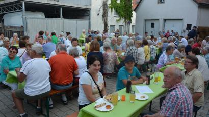 Bild: jr
Einen Volltreffer landete der Frauenbund Mitterteich am Freitag mit seiner Veranstaltung „Songs an einem Sommerabend“ einen Volltreffer. Die Besucher genossen Musik sowie das große Angebot an Speisen und Getränken.