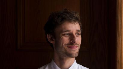 Bild: Luis Fernando Ramirez Carrera
Koch aus Leidenschaft, Küchenchef und inzwischen Sous-Chef im Restaurant Zur Wolfshöhle in Freiburg im Breisgau ist: Peter Hiller, der in Kastl im Landkreis Amberg-Sulzbach aufwuchs und vom renommierten Restaurant-Führer Gault-Millau ausgezeichnet wurde.