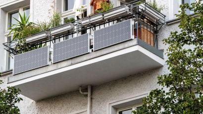 Symbolbild: Bernd Diekjobst/dpa
Derzeit in alle Munde: Eine Photovoltaik-Anlage für den Balkon.