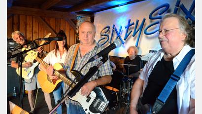 Bild: Kunz
"Sixty Six" Six mit ihrer handmade-Musik in der Scheidler-Scheune.
