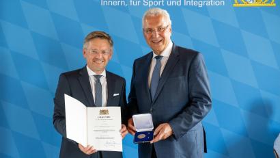 Bild: Sebastian Widmann
Tobias Reiß erhielt die Kommunale Verdienstmedaille in Bronze aus Händen von Innenminister Joachim Herrmann.