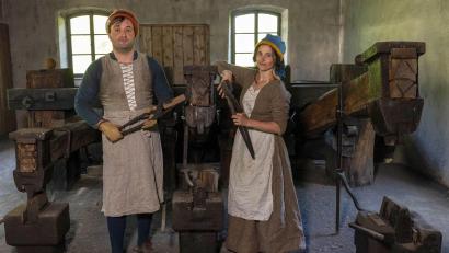 Bild: Richard Nürnberger
So, wie beim „Hammerschlag und Tagwerk allenthalben“ im Hammerherrenschloss Theuern zu bestaunende Handwerker, könnten die Menschen zur Zeit, als die Oberpfalz ein Eisenzentrum von europaweiter Bedeutung war, ausgesehen haben.