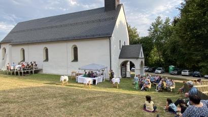 Bild: Josef Glas
Im Schatten der St.-Jodok-Kirche spielten „Andreas Königsberger und seine Musikanten“.