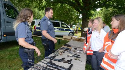 Bild: bey
Die Beamtinnen und Beamten des Zolls zeigen den interessierten Besucherinnen die sichergestellten widerrechtlich eingeführten Waffen.
