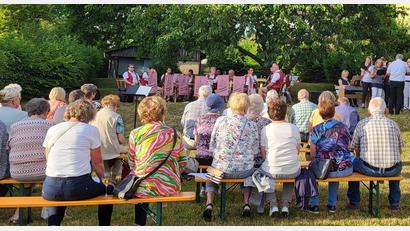 Bild: cro
Gebannt lauscht das Publikum den Liedern bei der Sommerserenade, bei der die "Blaskapelln", der Kirchenchor und der Männergesangverein für Unterhaltung sorgen.