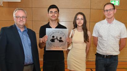 Bild: gf
Stolz sind die Schülersprecher der Dreifaltigkeits-Mittelschule, dass ihrer Schule das Gütesiegel Demokratie verliehen wurde (von links): Rektor Udo Leitz, die Schülersprecher Rus Firas und Anastasia Gerlach sowie Projektleiter Christoph Hollweck.