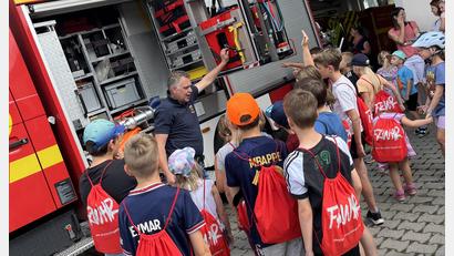Bild: exb/Feuerwehr
Viele Fragen der Kinder beantwortet Zweiter Kommandant Markus Lindner zur Ausrüstung der Fahrzeuge.