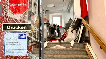 Archivbild: Gabi Schönberger
Unbekannte haben im Oktober 2022 einen Geldautomaten der Sparkasse in Luhe gesprengt.