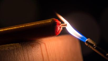 Symbolbild: Lino Mirgeler/dpa
Weil sie einen Silvesterböller auf einen Baum warfen, haben Kinder in Amberg einen kleinen Brand und einen Einsatz von Polizei und Feuerwehr ausgelöst.