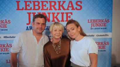 Archivbild: tr
2019 machten Autorin Rita Falk und die Schauspieler Sebastian Bezzel (Franz Eberhofer) und Lisa Maria Potthoff (Susi) auf ihrer Promotion-Tour Halt im Cineplanet in Tirschenreuth. Am 8. August feiert der neueste Film "Rehragout-Rendezvous" Vorpremiere im Freibad Erbendorf. Tickets sind bereits verfügbar.