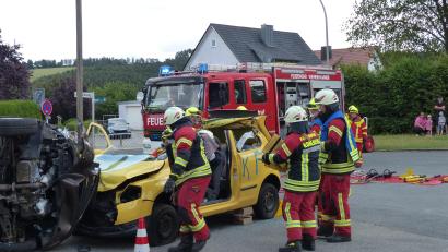 Bild: hme
Um zu zeigen, was die Feuerwehrkräfte der Kohlberger Wehr alles drauf haben, simulieren sie beim Jubiläumsfest eine Übung für das Publikum.