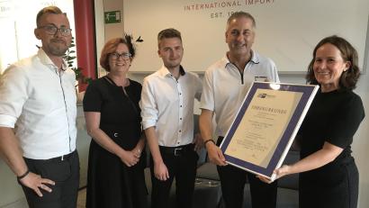 Bild: mma
Die Ehrenurkunde der IHK Regensburg lässt Moritz Thamm, Steffi, Markus und Peter Baumann mit Dominique Mommers (von links) um die Wette strahlen.