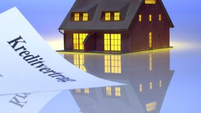 Bild: Volker Heick
Es geht um Immobilien und die Finanzierung: Einem Weidener Unternehmer wird hier schwerer Betrug vorgeworfen. Der Mann soll dabei auch enge Freunde um Geld gebracht haben.