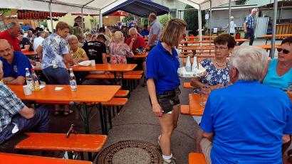 Bild: R. Kreuzer
Im Festzelt können sich die Besucher des Dorffestes mit kulinarischen Köstlichkeiten versorgen.