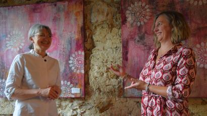Bild: bö
Die Riedenerin Sabine Riepl (rechts) stellt erstmals in der Hammermühle in Hohenburg bei Beate Schaller einen Teil ihrer Bilder aus. Bis Ende August 2023 sind sie zu sehen.