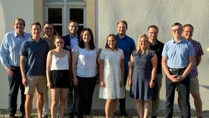Bild: bgm
Marina Muhr (Vierte von rechts) bleibt zwei weitere Jahre an der Spitze des JU-Kreisverbandes Neustadt/WN. JU-Bezirksvorsitzender Matthias Meier und CSU-Kreischef Stephan Oetzinger (Dritter und Fünfter von links) lobten die Arbeit der jungen Christsozialen.