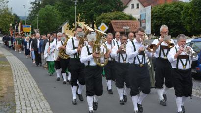 Bild: jr
Angeführt von der Ernestgrüner Blasmusik bewegte sich ein stattlicher Kirchenzug vom Marktplatz bis zum Freizeitareal am Dorfteich.