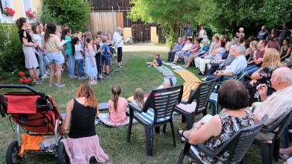 Bild: do
Moderiert von Rosi Schuller erfreut der Singkreis der Pfarrei Kirchenthumbach im Hausgarten der Blechmühle die vielen Besucher mit einem erfrischenden Freiluftsingen.