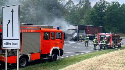 Bild: Gabi Schönberger
Vor der Abzweigung ins Industriegebiet Brandweiher auf der B470 hat am Montagmittag ein mit Holzpellets beladener Lastwagen gebrannt. Laut Polizeiangaben ist niemand verletzt worden, der Lkw dafür total beschädigt.
