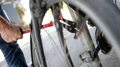 Symbolbild: picture alliance/Andreas Gebert/dpa
In Weiden haben Unbekannte zwei Fahrräder gestohlen.