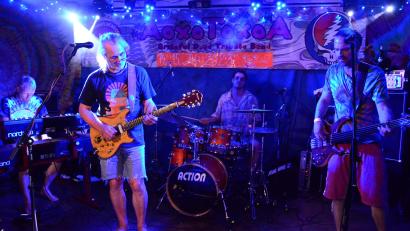 Bild: Kunz
Die "Grateful Dead"-Tribute Band "AoxoToxoA" sorgt im Kulturbahnhof in Weiden für eine ganz besondere Stimmung.