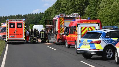Bild: gf
Auf der Anhöhe Süßer Berg zwischen Hahnbach und Vilseck kam es zu einem Auffahrunfall – dabei wurde ein Skoda in den Straßengraben geschleudert.