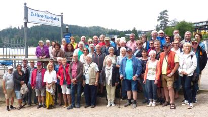 Bild: no
Die 51 Teilnehmer der Schwarzwald-Fahrt am Anlegesteg zur Rundfahrt über den Titisee.