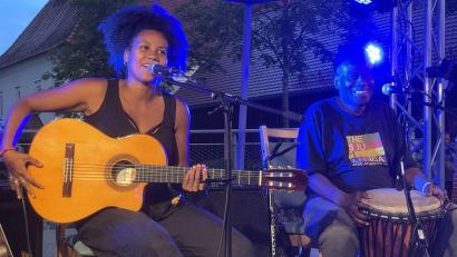 Bild: Nils Ganzmann
Das Vater-Tochter-Duo aus Ami und Wally Warning bekam für ihre Mischung aus Reggae und Soul viel Applaus von den Rängen.
