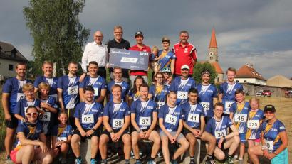 Bild: kro
Eine Spende in Höhe von 6000 Euro übergab die IGZ an die DJK Falkenberg. Vorne im Bild das Lauf-Team der IGZ, hinten von links Martin Franz, IGZ-Geschäftsführer Johann Zrenner, DJK-Vorsitzender Wolfgang Knoll, Katharina Zrenner und Zweiter DJK-Vorsitzender Thomas Träger.