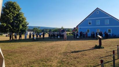 Bild: Manuela Schadl/exb
Die Jagdhornbläser haben sich bei ihrem Treffen in Holzhammer ein schattiges Plätzchen gesucht.