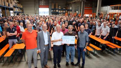 Bild: Hamm AG/exb
Mit 2000 Euro unterstützen die Mitarbeiter der Hamm AG die Kinder-Uniklinik für Ostbayern.