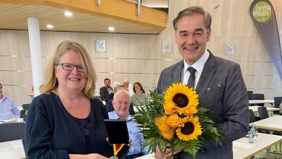 Bild: Landratsamt Wunsiedel/exb
Landrat Peter Berek überreichte an Brigitte Artmann die Ehrenmedaille in Silber des Landkreises Wunsiedel.