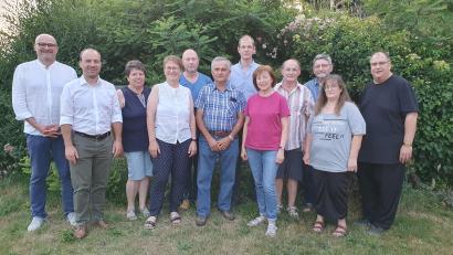 Bild: Johann Plößl/exb
Die neue Vorstandschaft des Kapellenvereins Denglarn gemeinsam mit Bürgermeister Maximilian Beer (links) und Pfarrer Markus Urban (rechts).