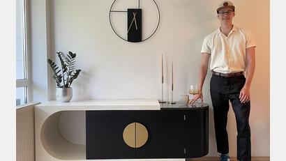 Bild: sne
Schreiner Severin Heese und sein Meisterstück: ein formverleimtes Genussbuffet. Viele Bestandteile seiner Wohnung hat der 26-Jährige selbst entworfen.