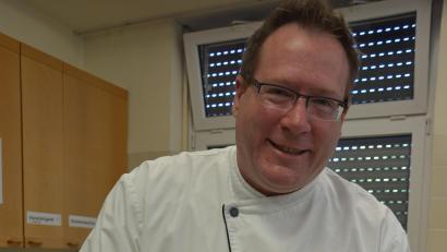 Bild: jr
Schmankerlkoch Johann Lemberger bereitet in Bad Neualbenreuth ein veganes-vegetarisches Drei-Gänge-Menü zu.