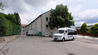 Bild: le
Mit Fotos von markanten Plätzen, Anlagen, Straßen und sonstigen Besonderheiten im Markt wurde der Absperrzaun für die Durchfahrt in der Schulstraße entlang des Zentralschulhauses versehen. Der Zustand wird nach Aussage von Rektor Herbert Kraus bis Ende kommenden Jahres dauern, sagt auch eine Mitteilung durch den Markt.