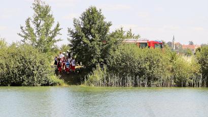 Bild: Thomas Dobler
In einem kleinen Baggerweiher bei Schwarzenfeld-Irrenlohe ist am Dienstag ein Auto versunken. Unser Bild zeigt die Stelle am gegenüberliegenden Ufer, wo das Fahrzeug ins Wasser gefahren ist. Der Lenker des Wagens wurde tot geborgen.