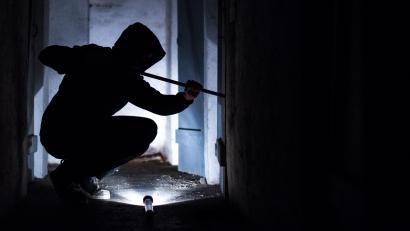 Bild: Silas Stein/dpa
Während ein Ehepaar zu Hause schlief, brach ein 21-Jähriger in ein Wohnhaus ein.