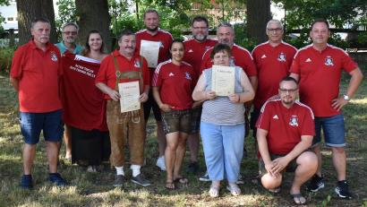 Bild: fz
Sandro Spickenreuther (kniend) bleibt Präsident der Pirker Baynernfans. Gewählt werden zudem die Vorstandsmitglieder des Bayernfanclubs.