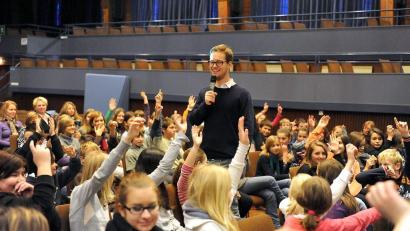 Archivbild: Energievision
Moderator Björn Wiele bei einer Veranstaltung von Multivision e.V.