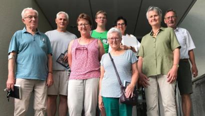 Bild: mma
Erinnerungsfoto vor dem Staatsarchiv (von links); Dieter Dörner (Amberg), Hans Weiß (Ensdorf), Elfriede Winter (Edelsfeld), Florian Rieder (Königstein, Eschenfelden), Marianne Moosburger (Hahnbach), Inge Lassleben (Schnaittenbach), Maria Rita Sagstetter und Josef Schmaußer (Ursensollen). 
Nicht im Bild: Hans-Georg Hierl (Ebermannsdorf), Ehepaar Dotzler (Freihung), Sabine Palesch und Wolfgang Herdegen (beide Kastl)