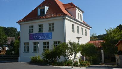 Bild: jr
Nach zweijähriger Umbauzeit ist im ehemaligen Schulhaus in Maiersreuth eine „Residence for Artists“ mit Doppel- und Einzelzimmern, einem Apartment, Küche und Aufenthaltsraum entstanden.