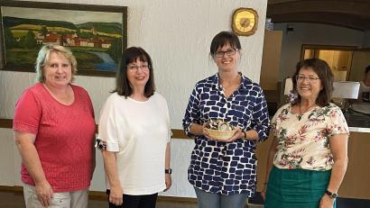 Bild: Weidner/exb
Maria Schlögl (Vorsitzende des Frauenbundes Oberköblitz), Jutta Schönberger (stellvertretend für das Führungsteam des Frauenbundes Wernberg) und Elisabeth Weidner ( Vorsitzende der Frauen Union Wernberg-Köblitz) bedankten sich bei der Referentin, Business Couch Birgit Barth, mit einer kleinen Aufmerksamkeit für den interessanten Vortrag.