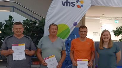 Bild: Thomas Rode/exb
Sie halten ihre Zertifikate stolz in die Kamera (von links): Helmut Pirner, Peter Batek und Roland Bleisteiner, daneben Kursleiterin Larissa Köster. Nicht im Bild sind Josefine Schmitz, Jürgen Stauber und Timm Haenitsch.