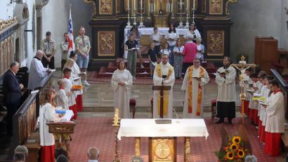 Bild: mfh
Zusammen mit Gemeindereferentin Katharina Laurer (links), Diakon Bernhard Gradl (rechts) und Pfarrer Herbert Mader (Zweiter von rechts) feierte Kaplan Lucas Lobmeier (Zweiter von links) am Altar den Dankgottesdienst.