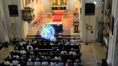 Bild: fvo
KLB-Kreisvorsitzender Willi Kellner begrüßt die vielen Gläubigen zum "Evensong" in der Wallfahrtskirche St. Quirin.