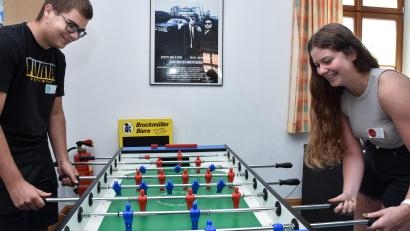 Bild: Stephan Huber
Adam und Tereza beim Kickern im Aufenthaltsraum im MRG-Internat: Das Miteinander mit vielen Gleichaltrigen haben die beiden besonders genossen.