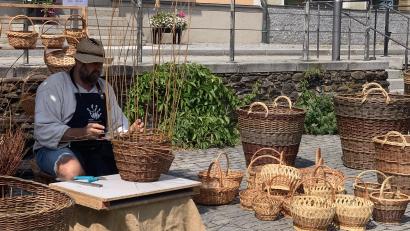 Bild: Stadt Schönsee/exb
Traditionelles Handwerk zeigte ein tschechischer Korbflechter.